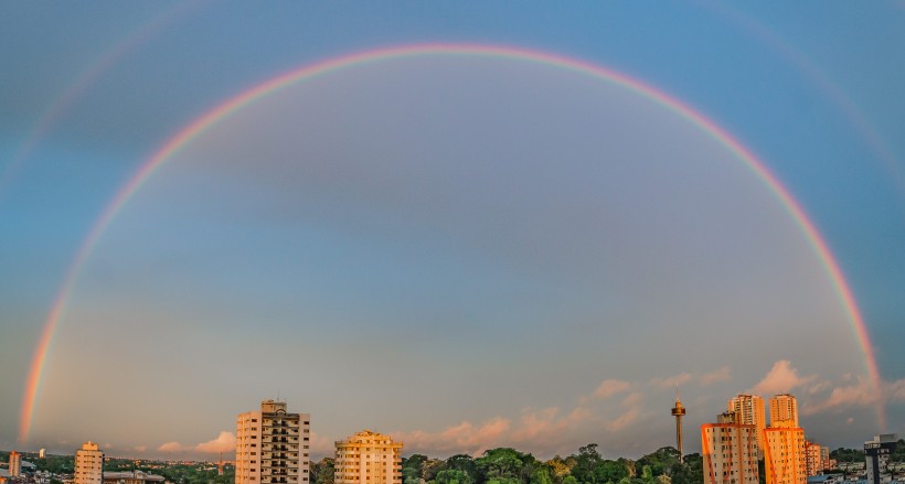 天空中炫目的彩虹風景圖片