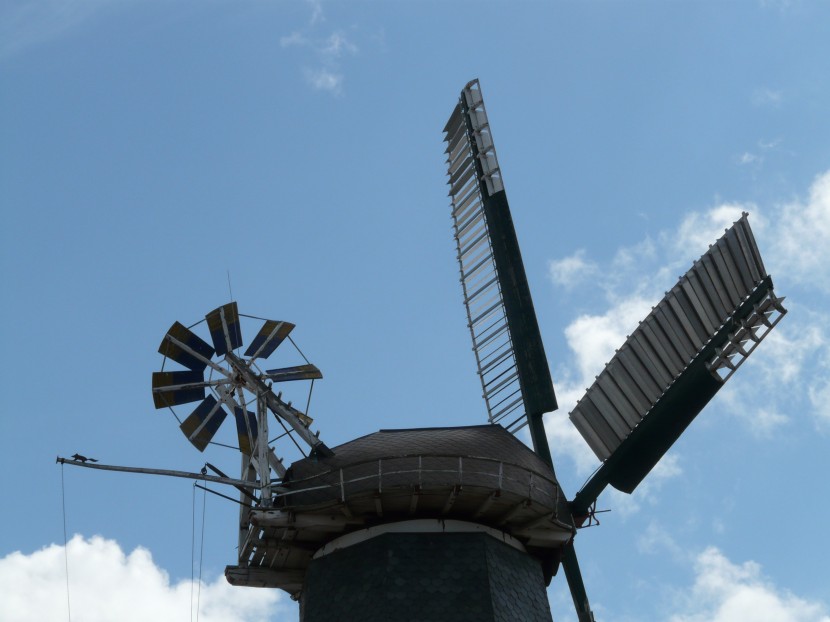 高大古老的荷蘭風車建築圖片