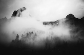 山林中的霧圖片