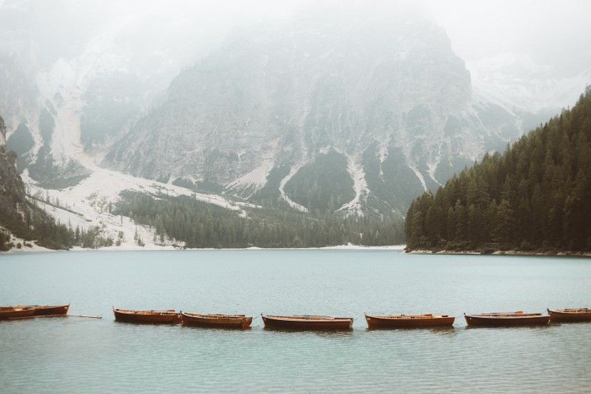 意大利布拉耶斯湖的木舟圖片