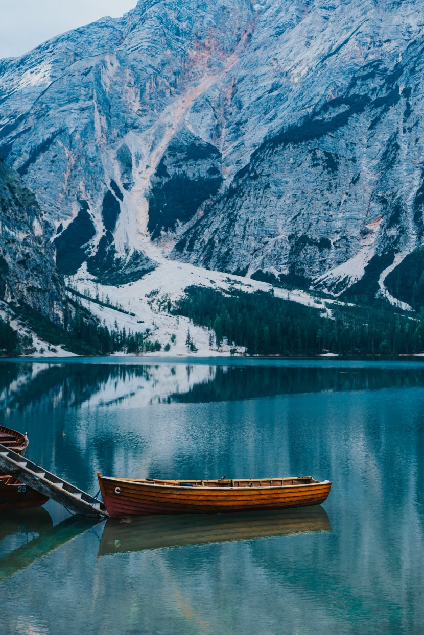 意大利布拉耶斯湖的木舟圖片