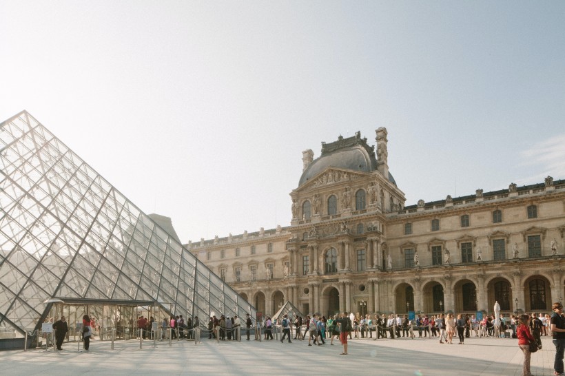 法國巴黎盧浮宮建築風景圖片