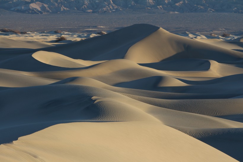 無邊無際荒涼的沙漠風景圖片