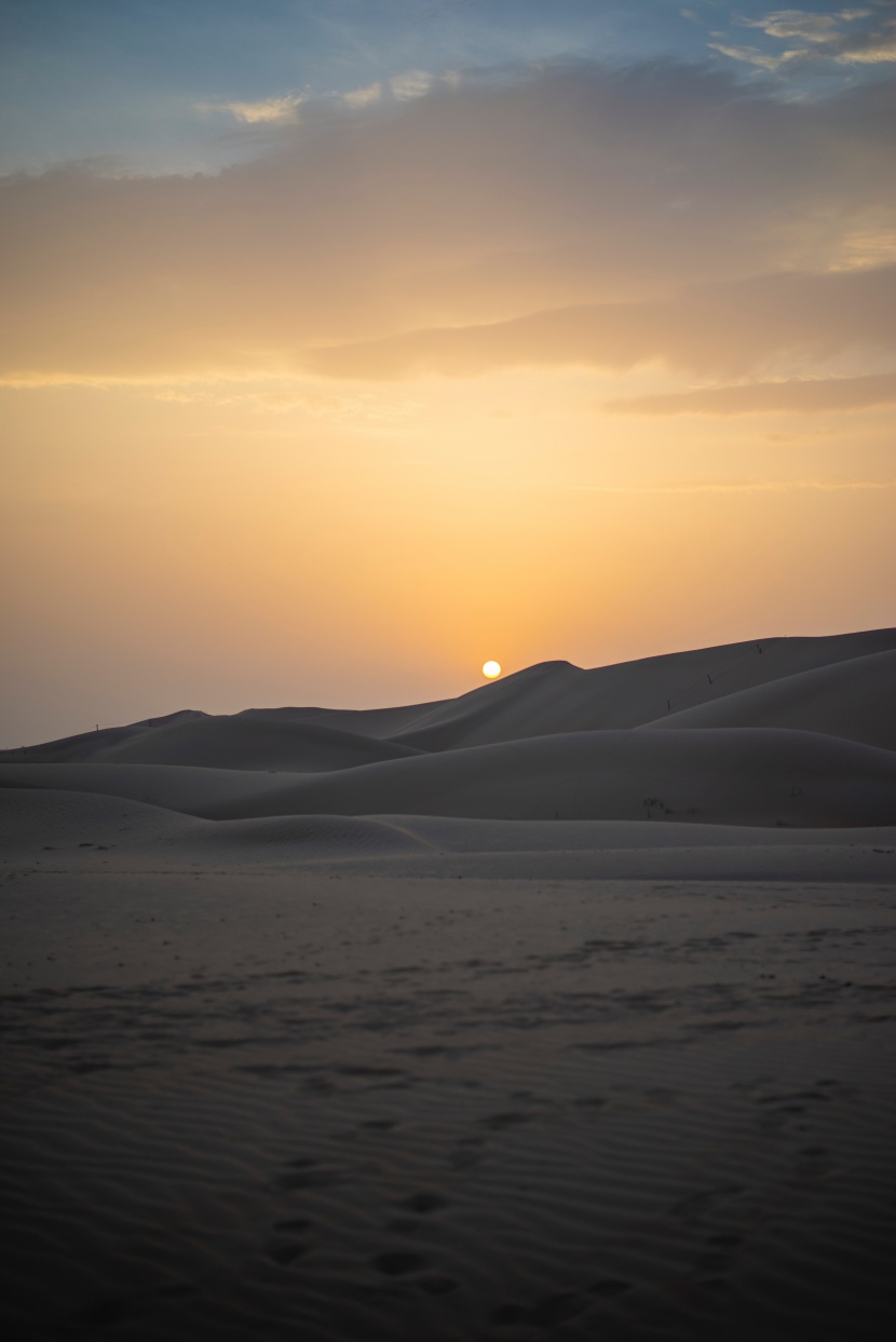 無邊無際荒涼的沙漠風景圖片