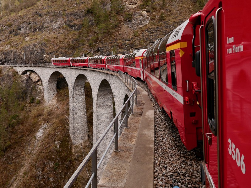 歐洲貝爾尼納鐵路風景圖片
