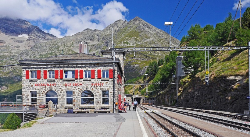歐洲貝爾尼納鐵路風景圖片