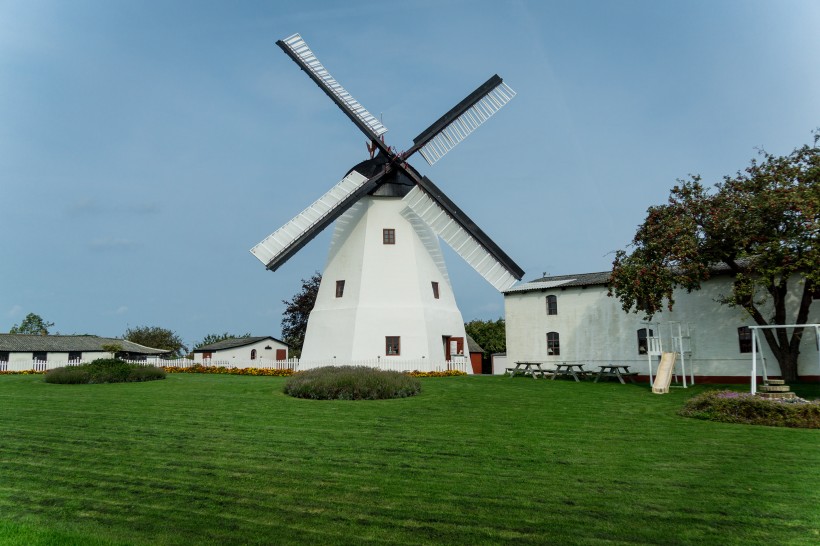 高大實用的荷蘭風車圖片