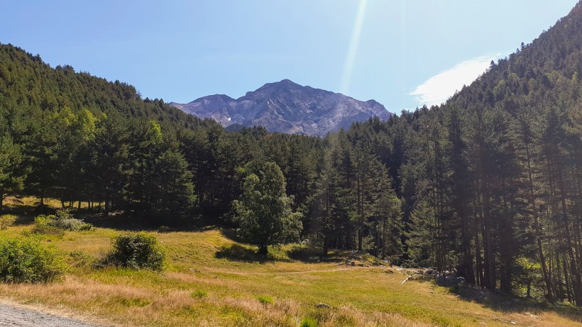 法國比利牛斯山優美的自然風景圖片