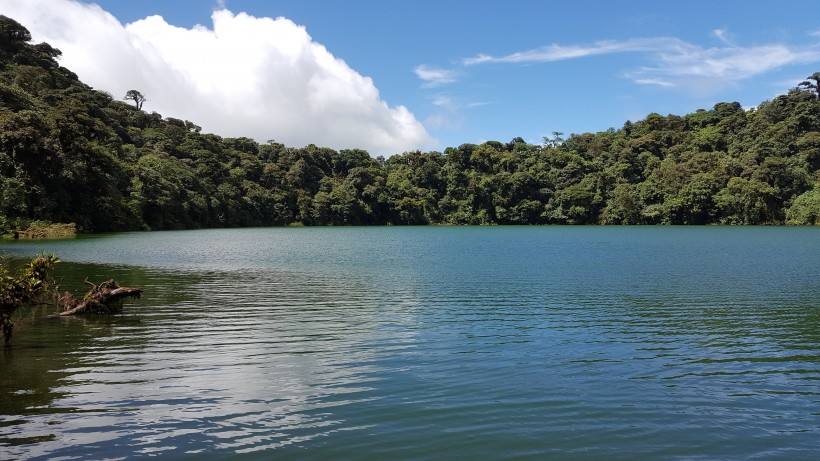 美國俄勒岡火山口湖自然風景圖片