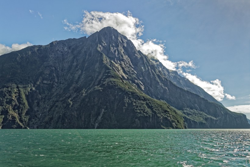 新西蘭南島米爾福德峽灣自然風景圖片