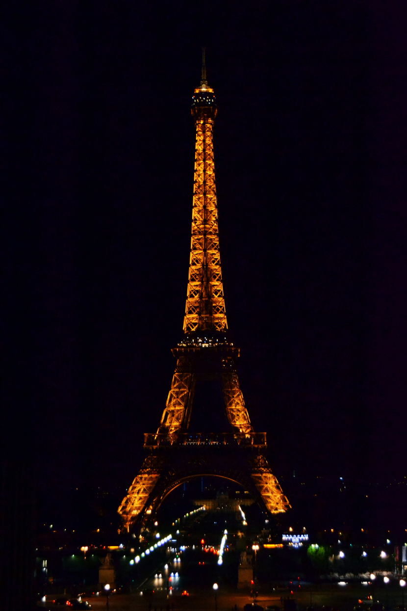 夜景下的埃菲爾鐵塔圖片