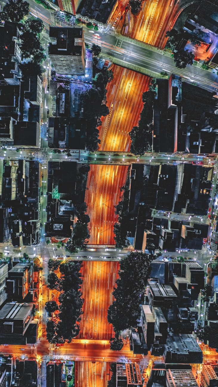燈火輝煌的城市夜景圖片