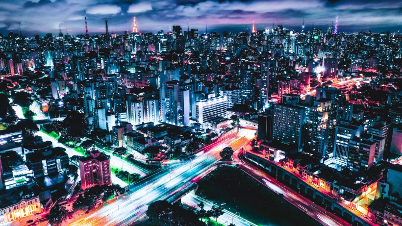燈火輝煌的城市夜景圖片