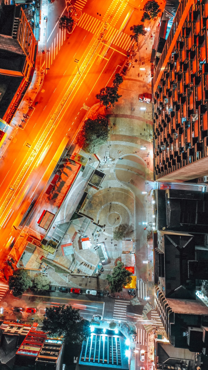 燈火輝煌的城市夜景圖片
