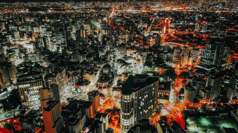 燈火輝煌的城市夜景圖片