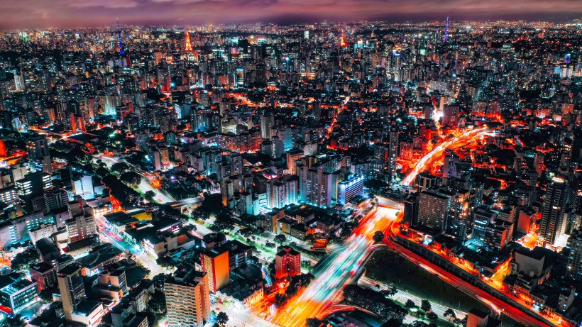 燈火輝煌的城市夜景圖片
