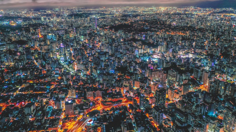 燈火輝煌的城市夜景圖片