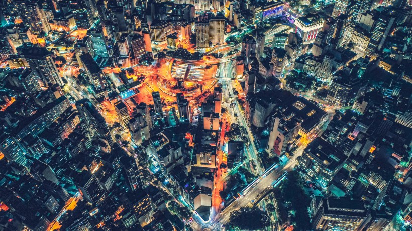 燈火輝煌的城市夜景圖片