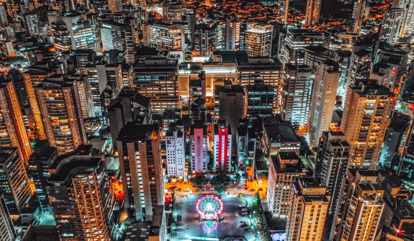 燈火輝煌的城市夜景圖片