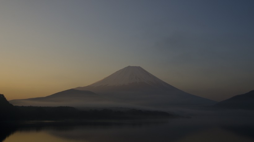 日本最高的山峰富士山優美的自然風景圖片