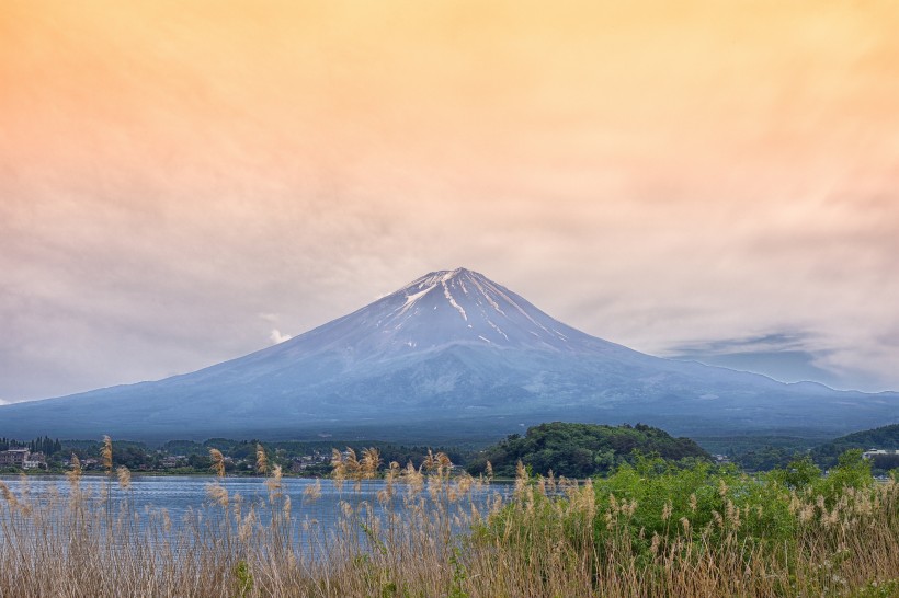 日本最高的山峰富士山優美的自然風景圖片