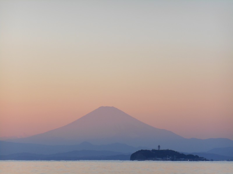 日本最高的山峰富士山優美的自然風景圖片