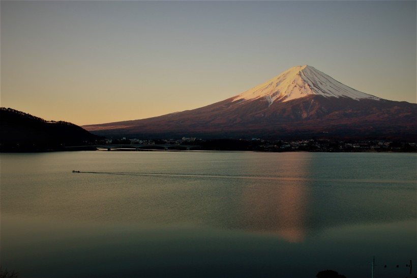 日本最高的山峰富士山優美的自然風景圖片