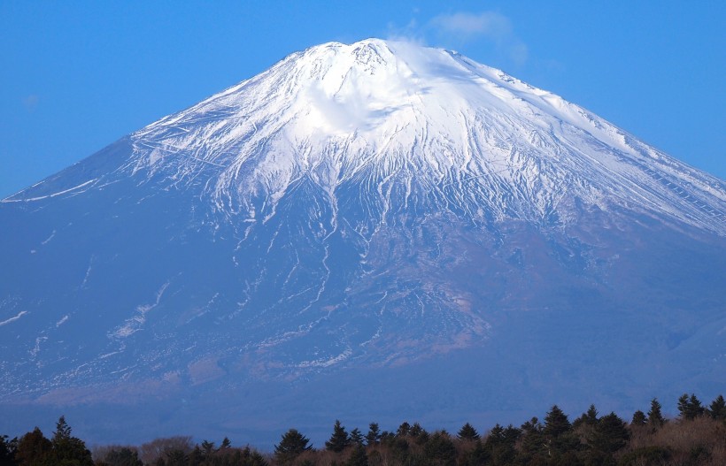 日本最高的山峰富士山優美的自然風景圖片