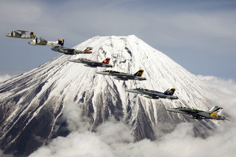 日本最高的山峰富士山優美的自然風景圖片