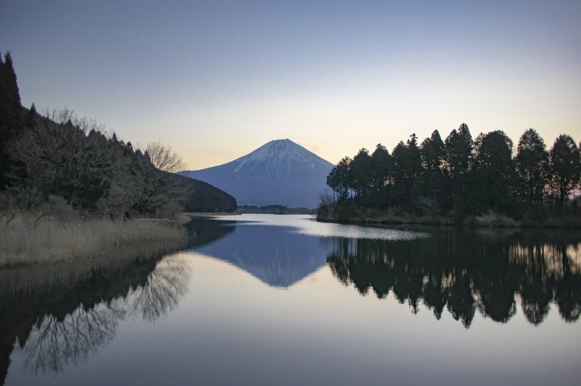 日本最高的山峰富士山優美的自然風景圖片