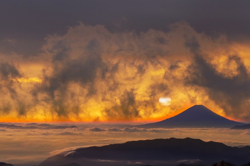 日本最高的山峰富士山優美的自然風景圖片