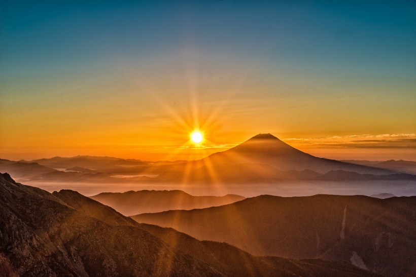 日本最高的山峰富士山優美的自然風景圖片
