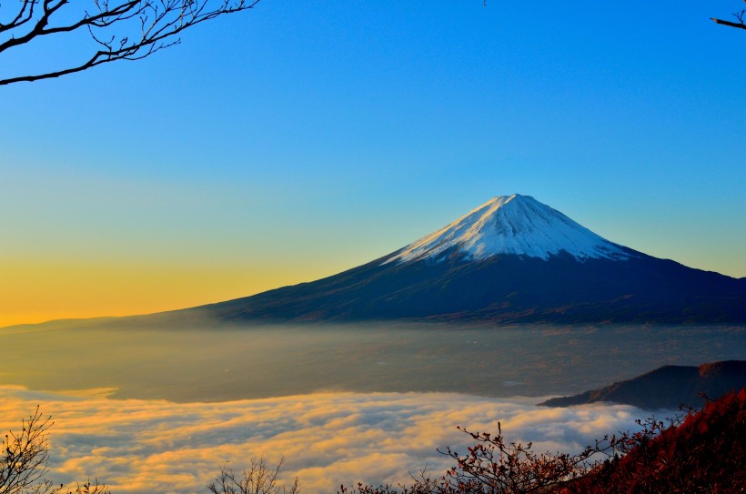 日本最高的山峰富士山優美的自然風景圖片