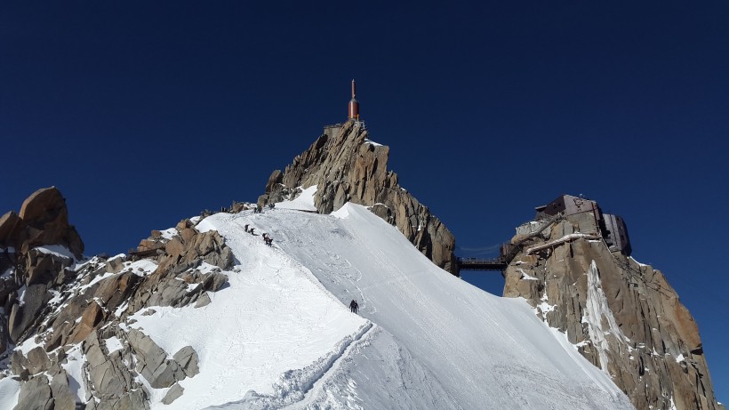 法國勃朗峰一片雪白的冬季風景圖片