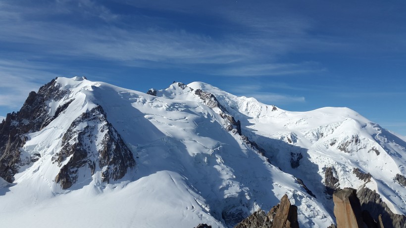 法國勃朗峰一片雪白的冬季風景圖片