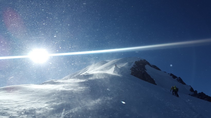 法國勃朗峰一片雪白的冬季風景圖片