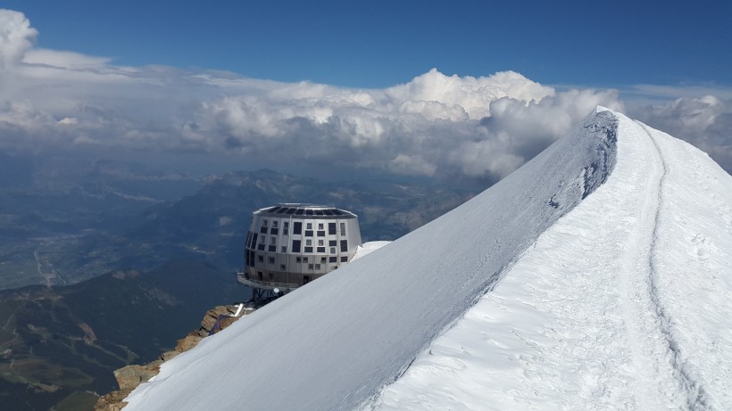 法國勃朗峰一片雪白的冬季風景圖片