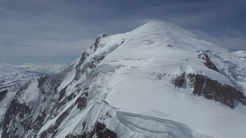法國勃朗峰一片雪白的冬季風景圖片