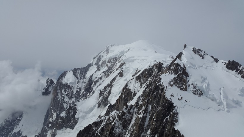 法國勃朗峰一片雪白的冬季風景圖片