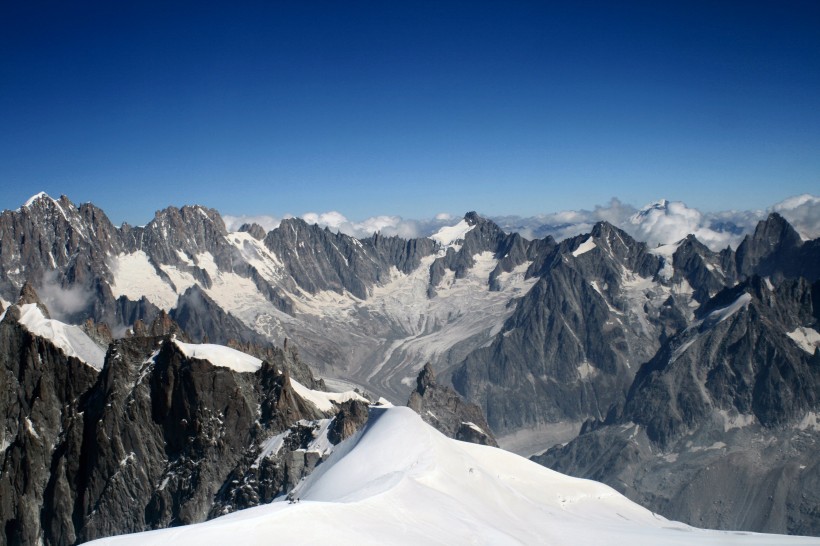 法國勃朗峰一片雪白的冬季風景圖片