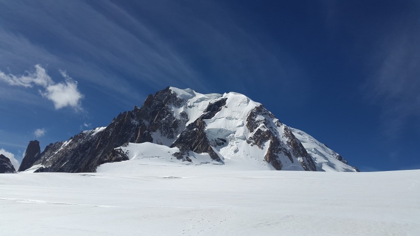 法國勃朗峰一片雪白的冬季風景圖片