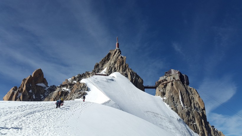 法國勃朗峰一片雪白的冬季風景圖片