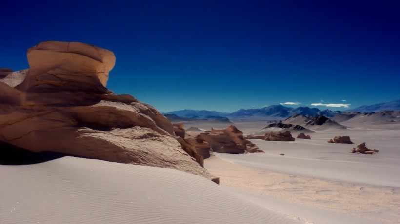 智利荒涼的阿塔卡馬沙漠風景圖片