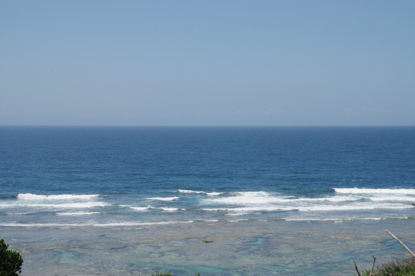 日本沖繩清澈的海水風景圖片