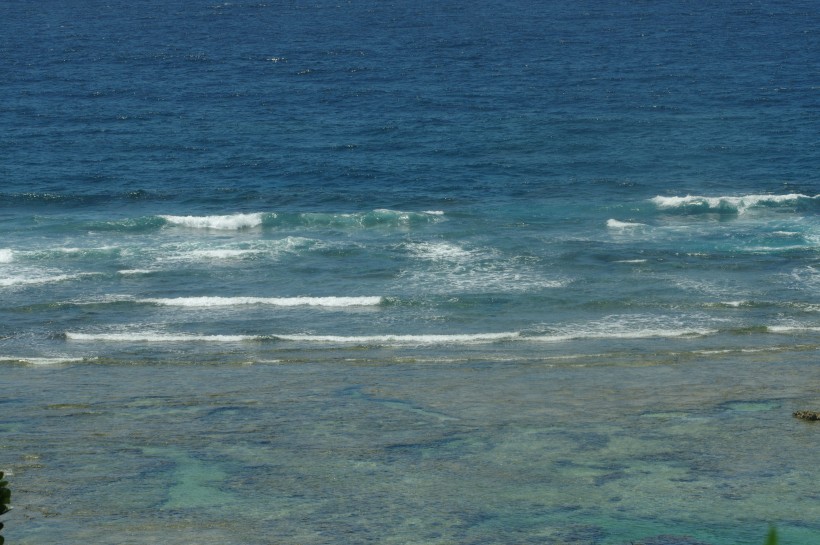 日本沖繩清澈的海水風景圖片