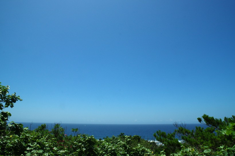 日本沖繩清澈的海水風景圖片