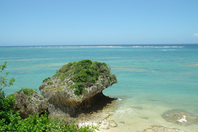 日本沖繩清澈的海水風景圖片