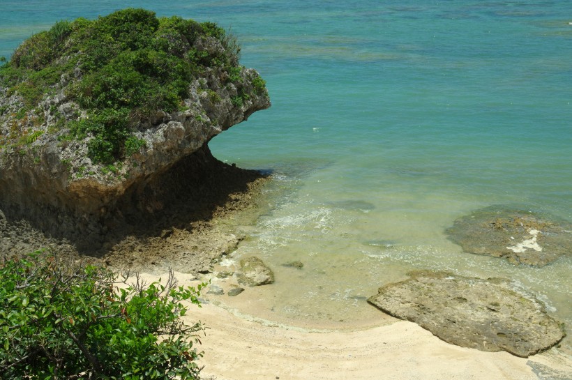 日本沖繩清澈的海水風景圖片