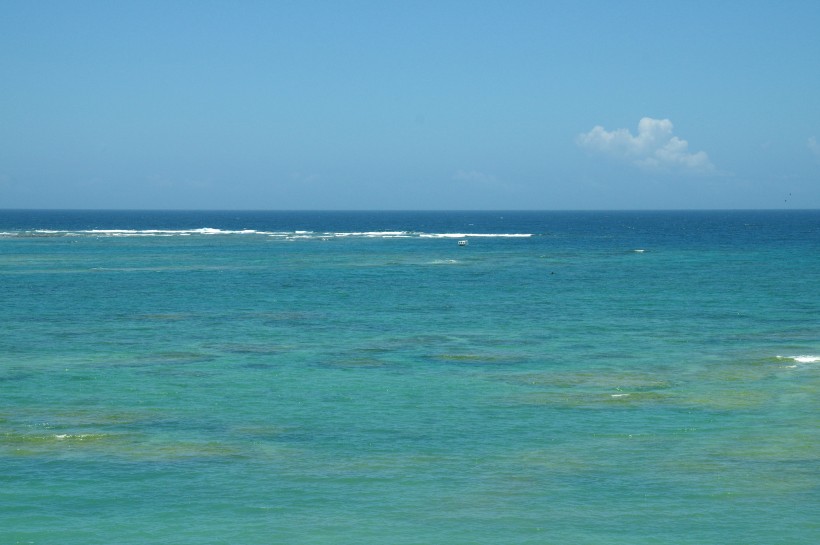 日本沖繩清澈的海水風景圖片