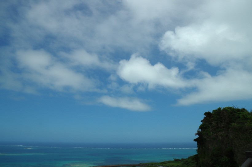 日本沖繩清澈的海水風景圖片